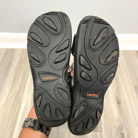 Taos Footwear Sandals Women’s 8 Samantha Black Leather Studded Slide - Picture 4 of 7